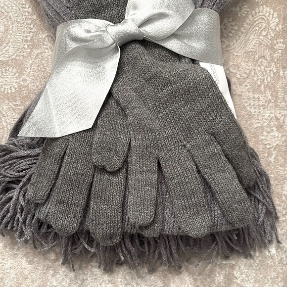 NWT New York & Co Gray Knit Fringe Scarf Pom Hat & Gloves Set Winter Cozy Gift - Picture 4 of 15